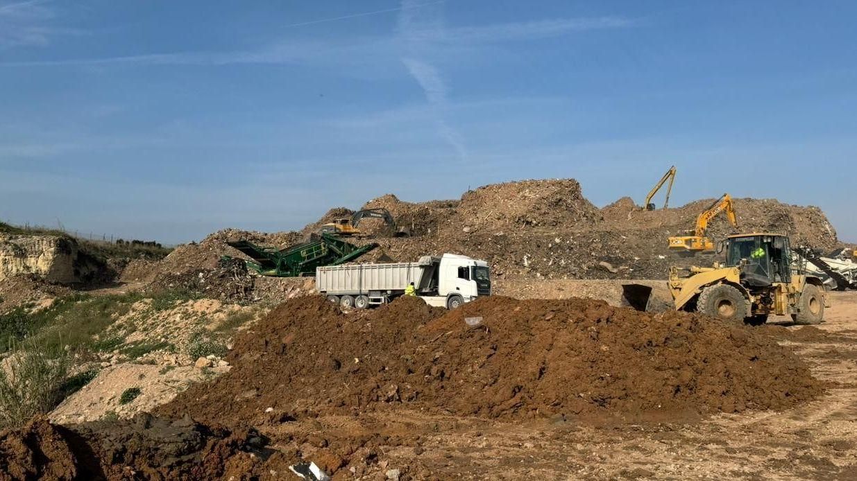 La campa de Picassent durant els treballs de gestió dels residus