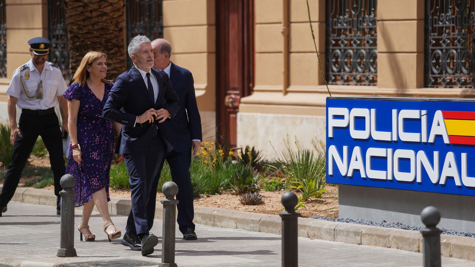 Grande-Marlaska, amb Pilar Bernabé, arriba al complex policial de Sapadors, de València, on estàn fent-se obres