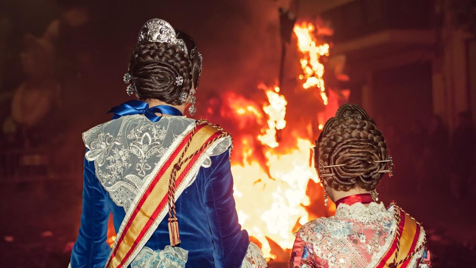 Dues falleres en l'última cremà de les falles, are fa dos anys / Shutterstock