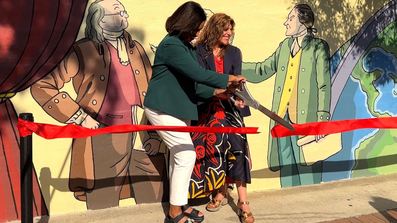 L'alcaldessa de Washington i l'ambaixadora d'Espanya als Estats Units en la inauguració del nou mural creat per l'historietista valencià
