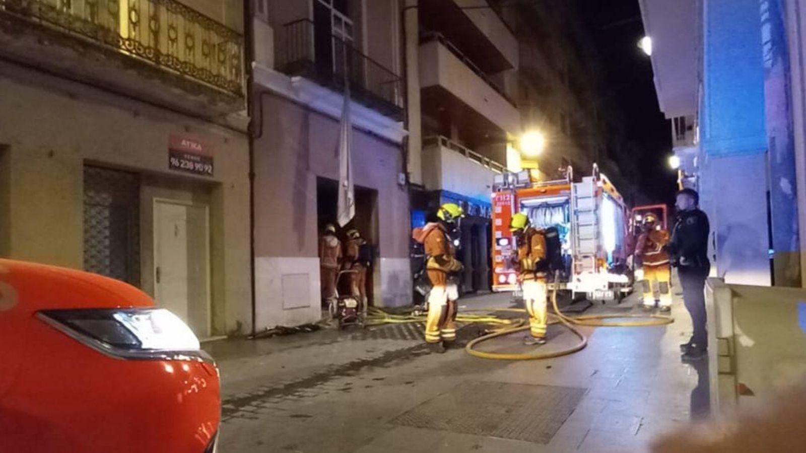 Alguns dels efectius de bombers que van intervindre per a sufocar l'incendi de la vivenda d'Ontinyent