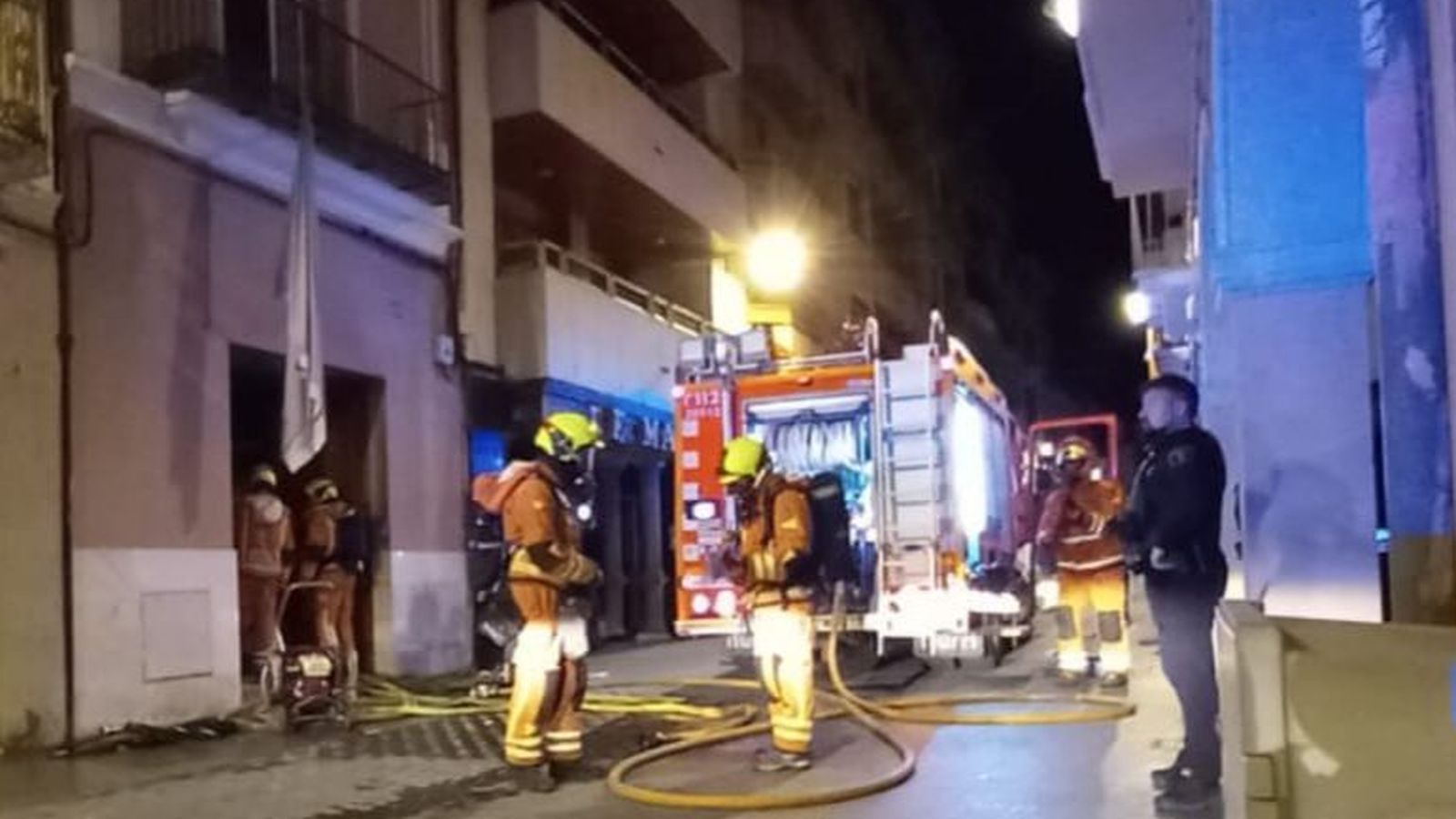 Alguns dels efectius de bombers que van intervindre per a sufocar l'incendi de la vivenda d'Ontinyent