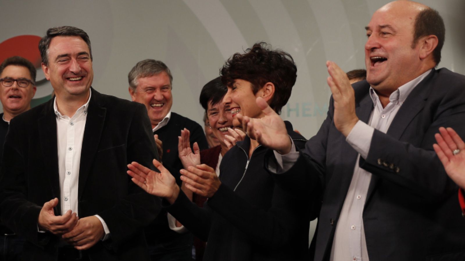 El cap de llista al Congrés pel PNB, a l'esquerra, junt al president d'aquesta formació, celebra els resultats electorals