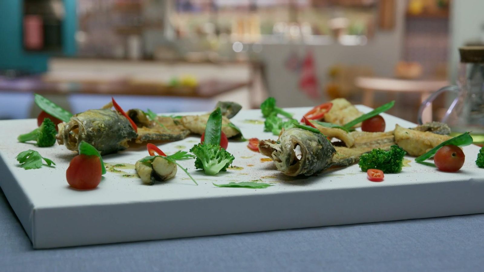 Llobarro fregit amb vinagreta agripicant i verdures