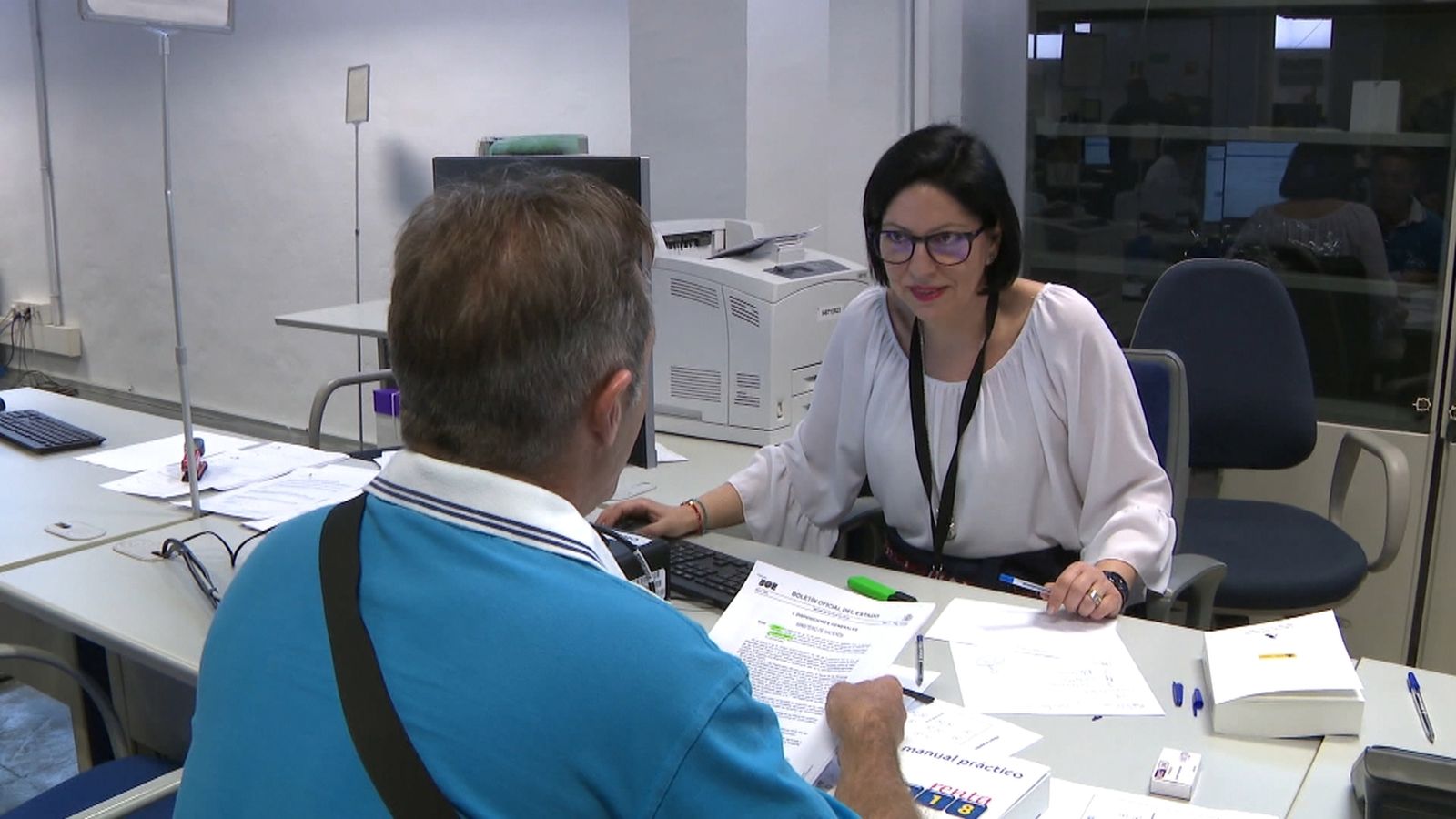 Un home fa la declaració de la renda amb ajuda