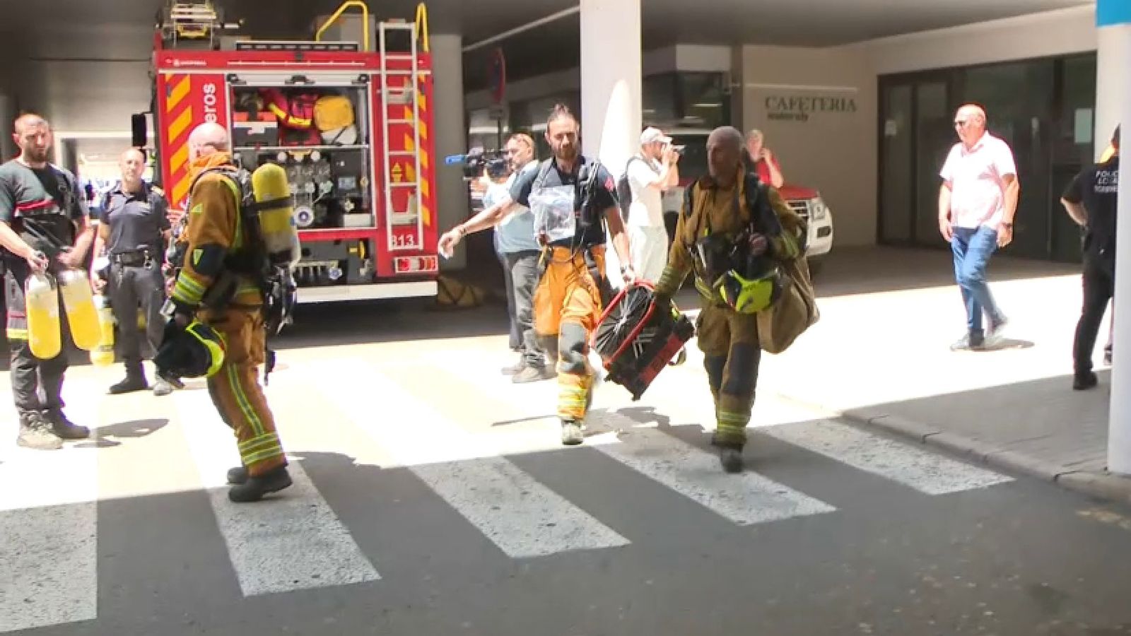 En imatge, el dispositiu d'extinció desplegat a l'Hospital de Torrevieja