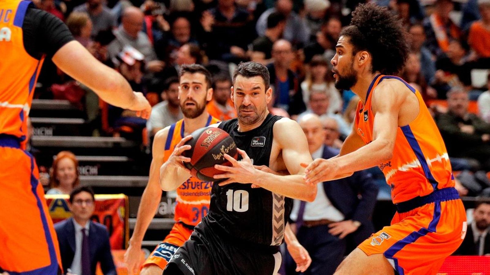 L'escorta del Retabet Bilbao, Rafa Martínez, intenta superar la defensa del pivot francés del Valencia Basket, Louis Labeyrie