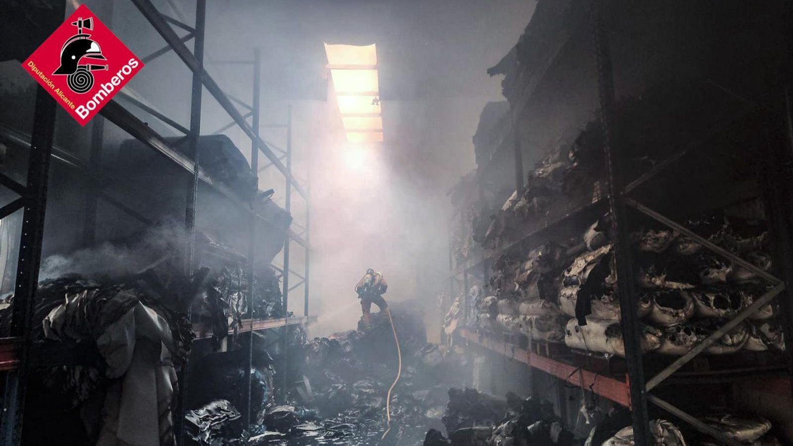 Els bombers treballant dins de la nau este dimecres