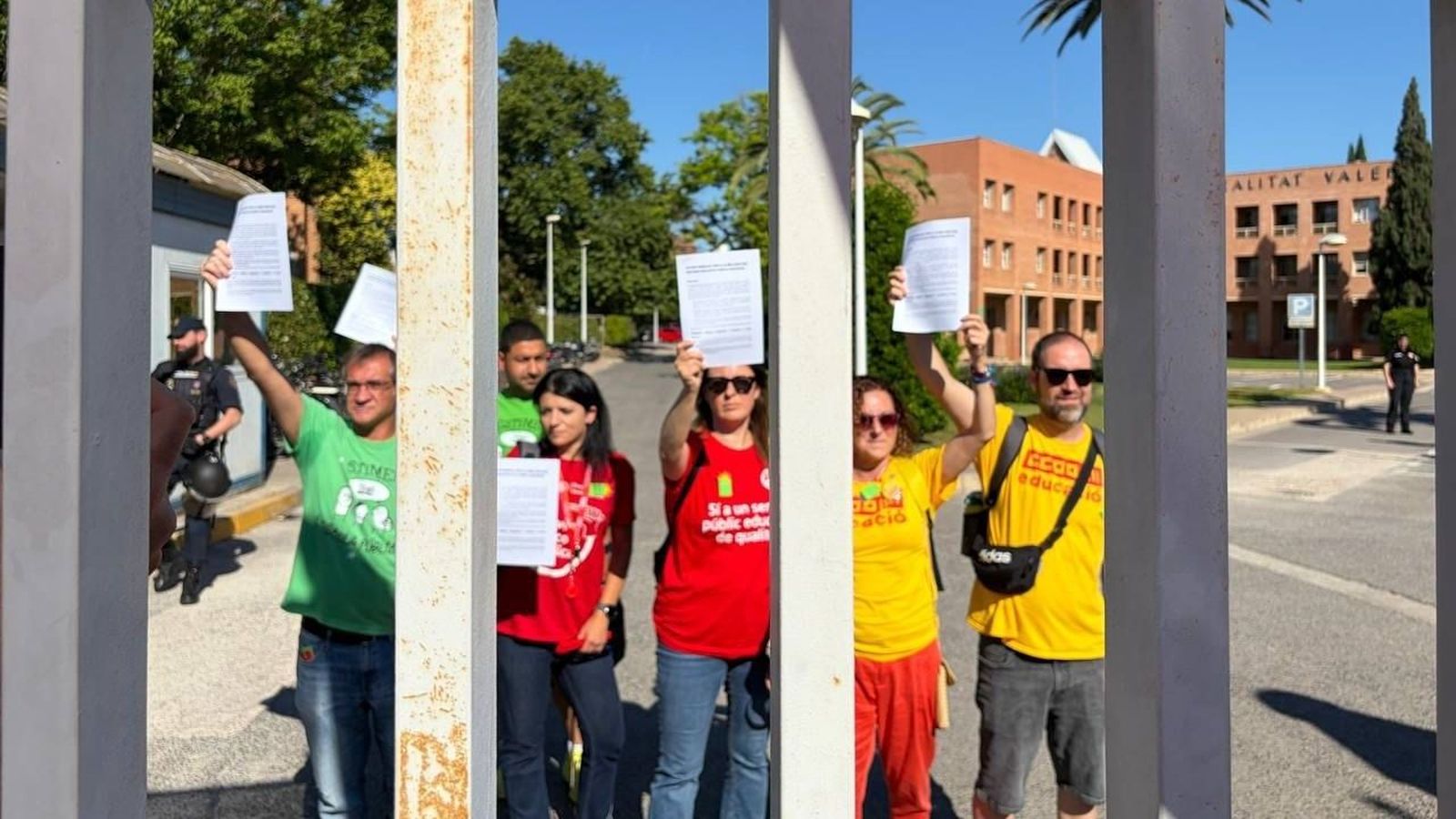 Representants sindicals a les portes de la Conselleria d'Educació
