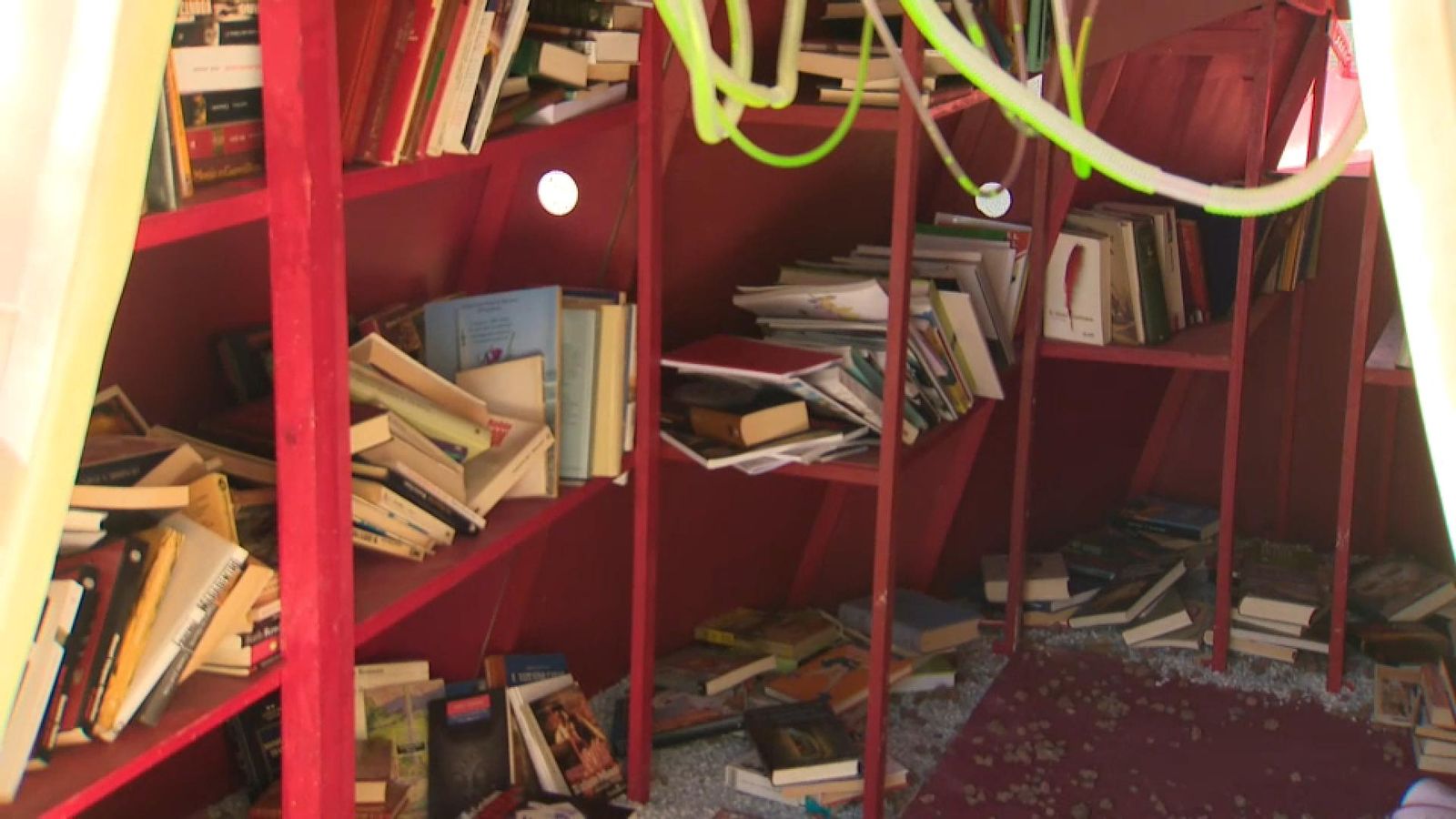 A la Falla Plaça de Jesús pots agafar un llibre per salvar-lo del foc