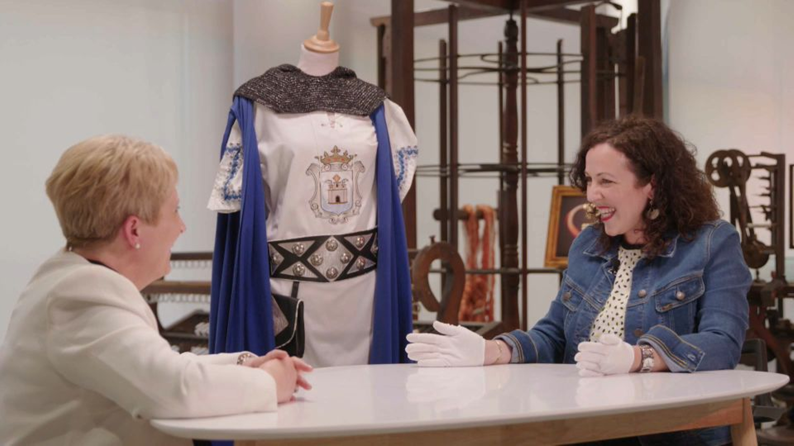 Marian mostra orgullosa el vestit a l'equip de 'Tresors amb història'