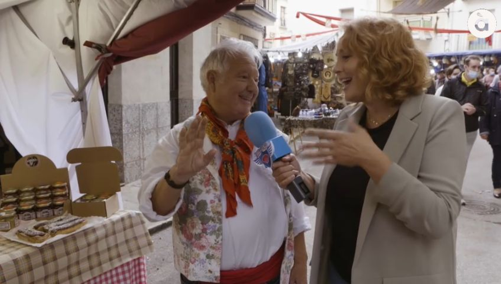 Miguel Àngel explica a Carolina Ferre com fer la pericana