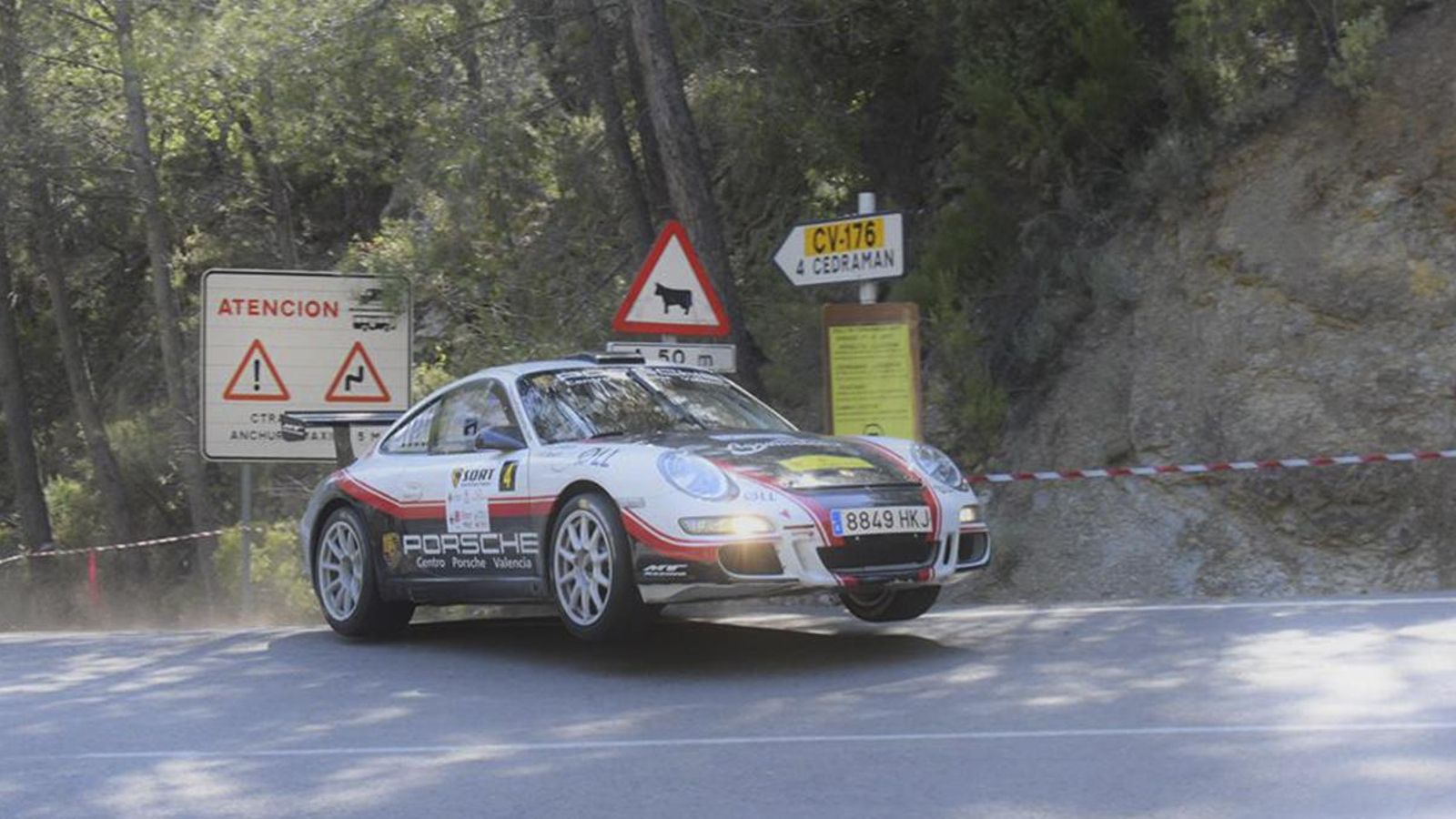 Cañizares travessa amb el seu Porsche un dels trams de la competició