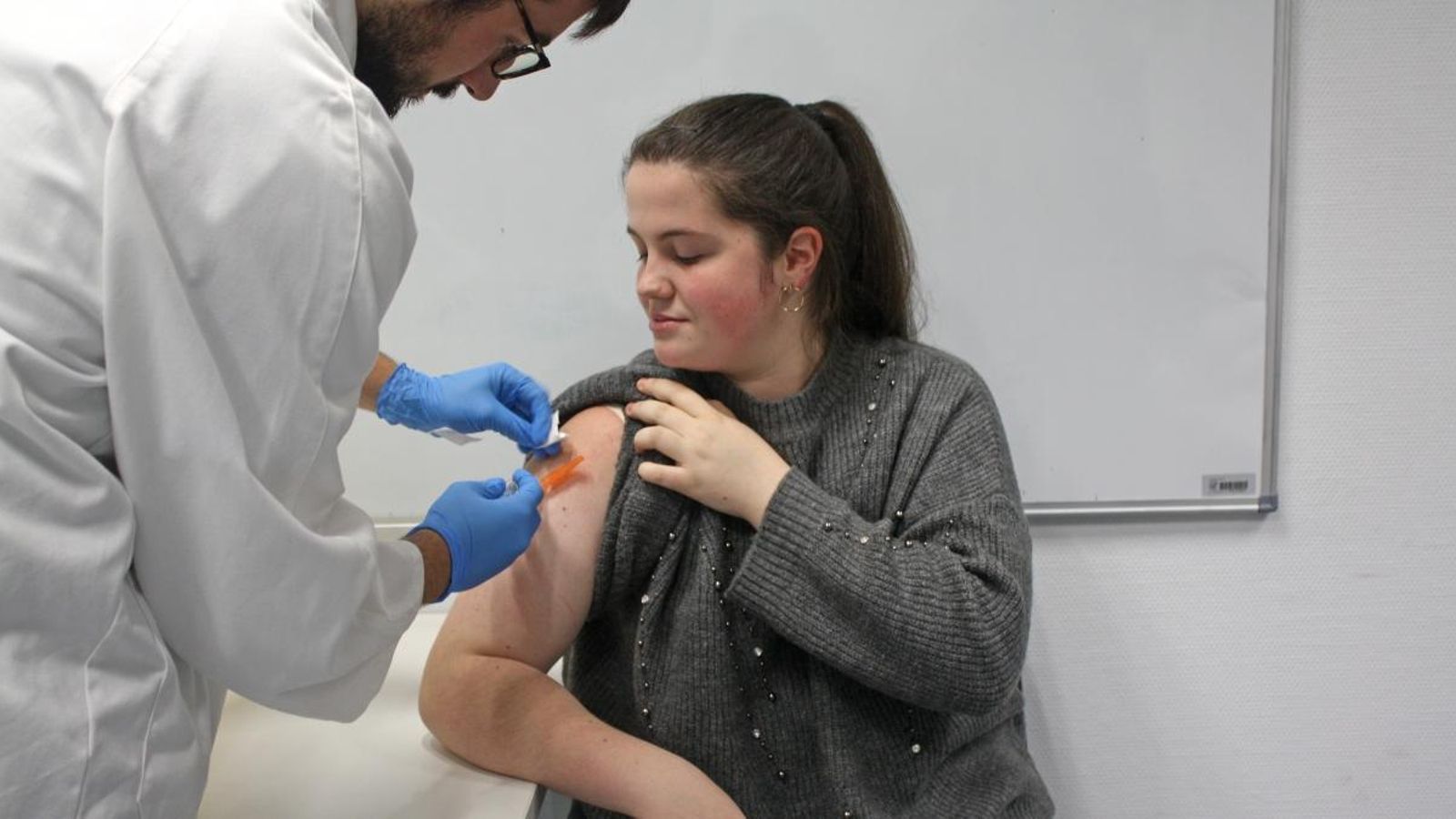 Vacunació d'una jove, en una imatge d'arxiu