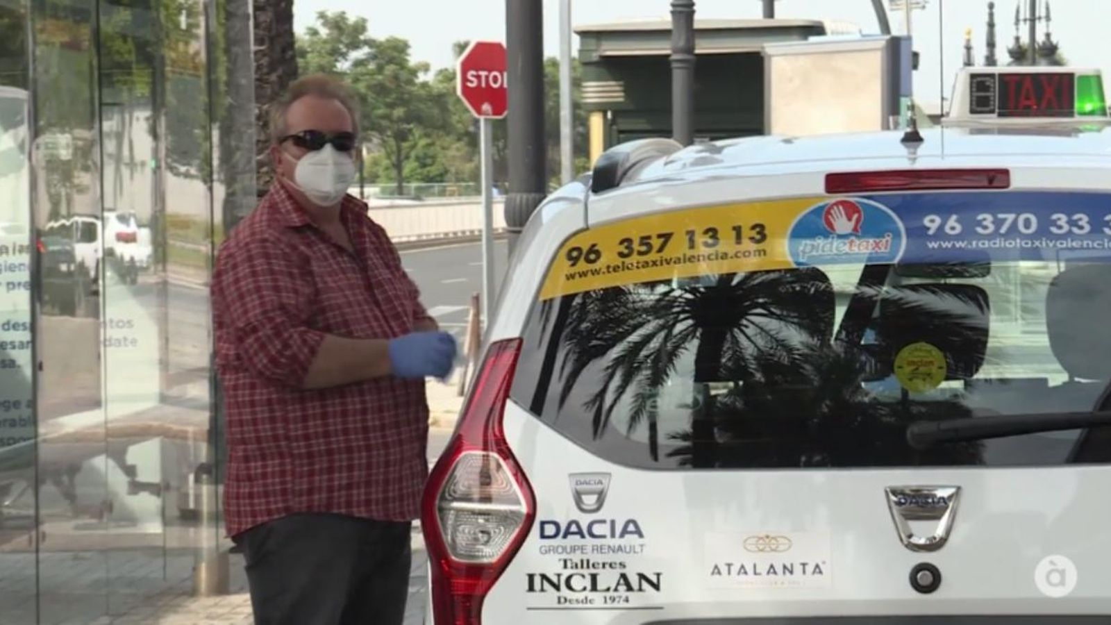 Un taxista de València amb mascareta