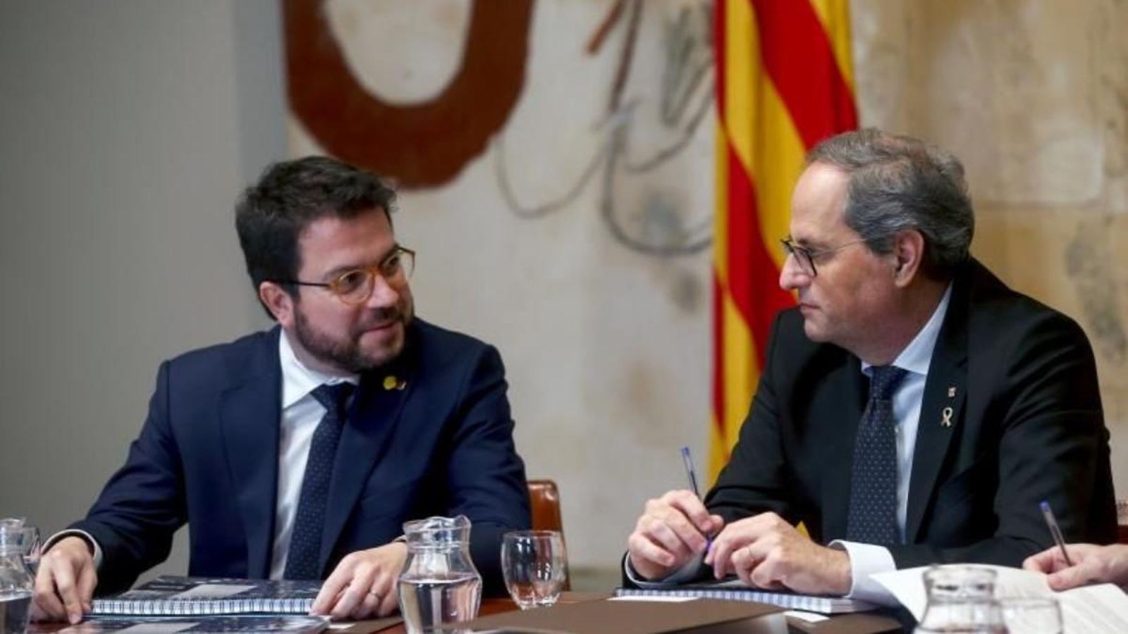 El president de la Generalitat de Catalunya, Quim Torra, amb el vicepresident Pere Aragonés durant la reunió del govern celebrada aquest dimecres