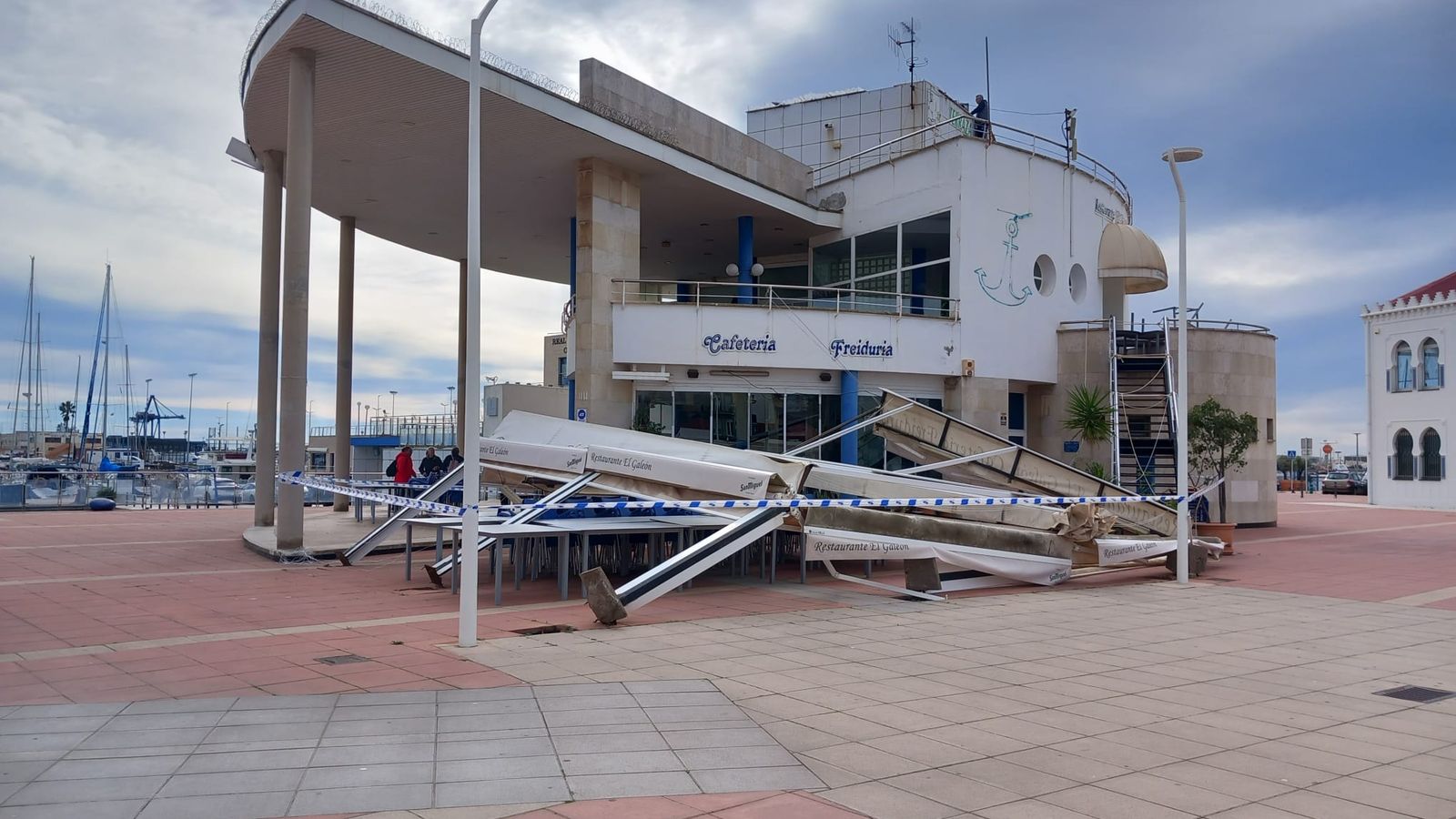 El fort vent associat a la borasca Oriana tomba la pèrgola de la terrassa d'un restaurant al Grau de Castelló de la Plana