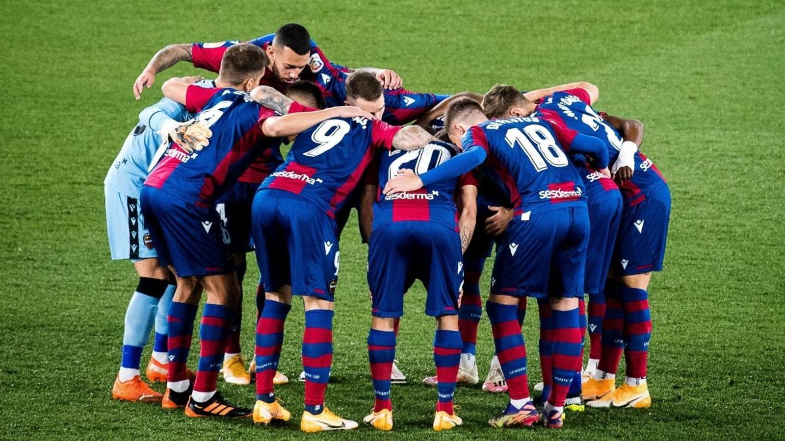 La plantilla del Llevant abans de començar un partit