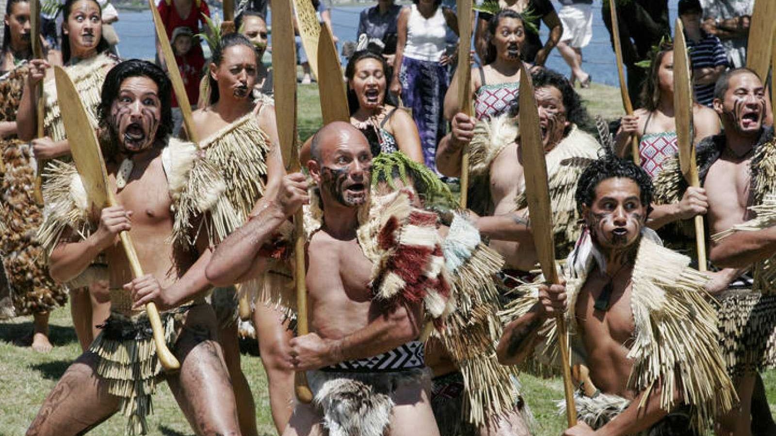 Guerrers maoris de la tribu Tu Wharetoa executen una dansa de guerra a Nova Zelanda en una imatge d'arxiu