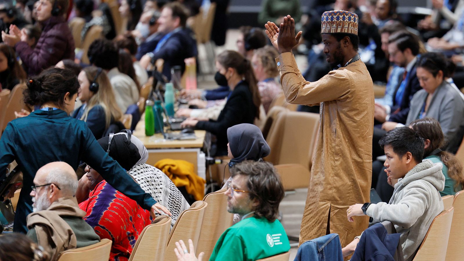 Diverses persones del plenari aplaudeixen l'acord anunciat