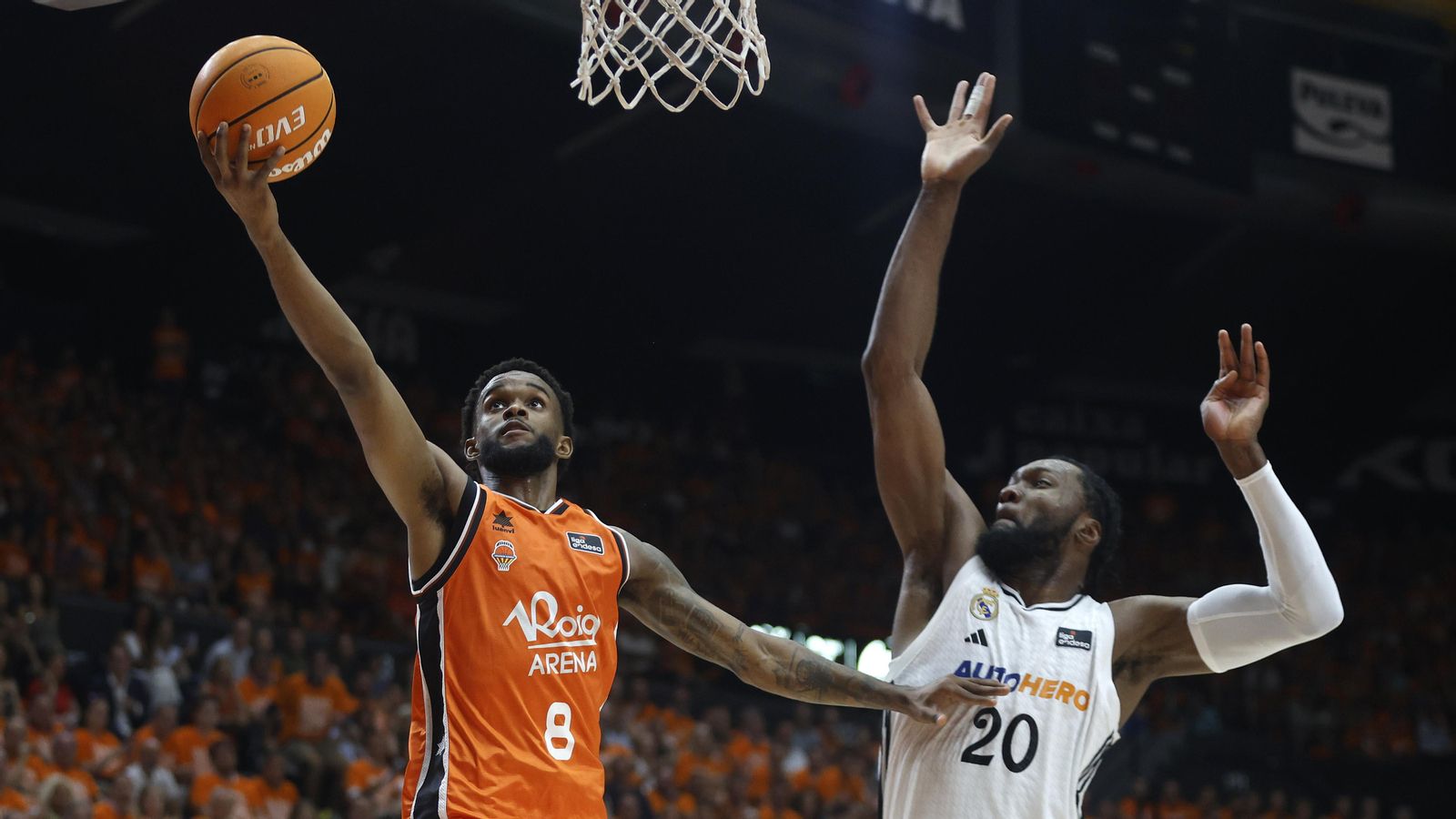 Jean Montero tracta de fer una cistella davant la defensa de Fernando