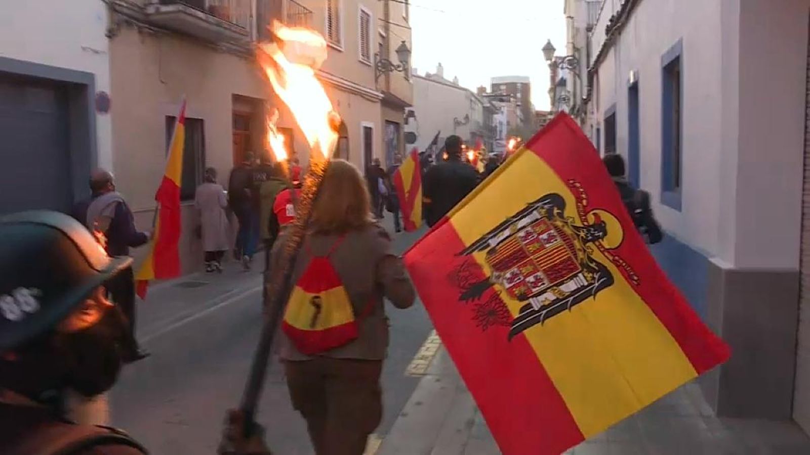 Una bandera preconstitucional durant una marxa ultra a València