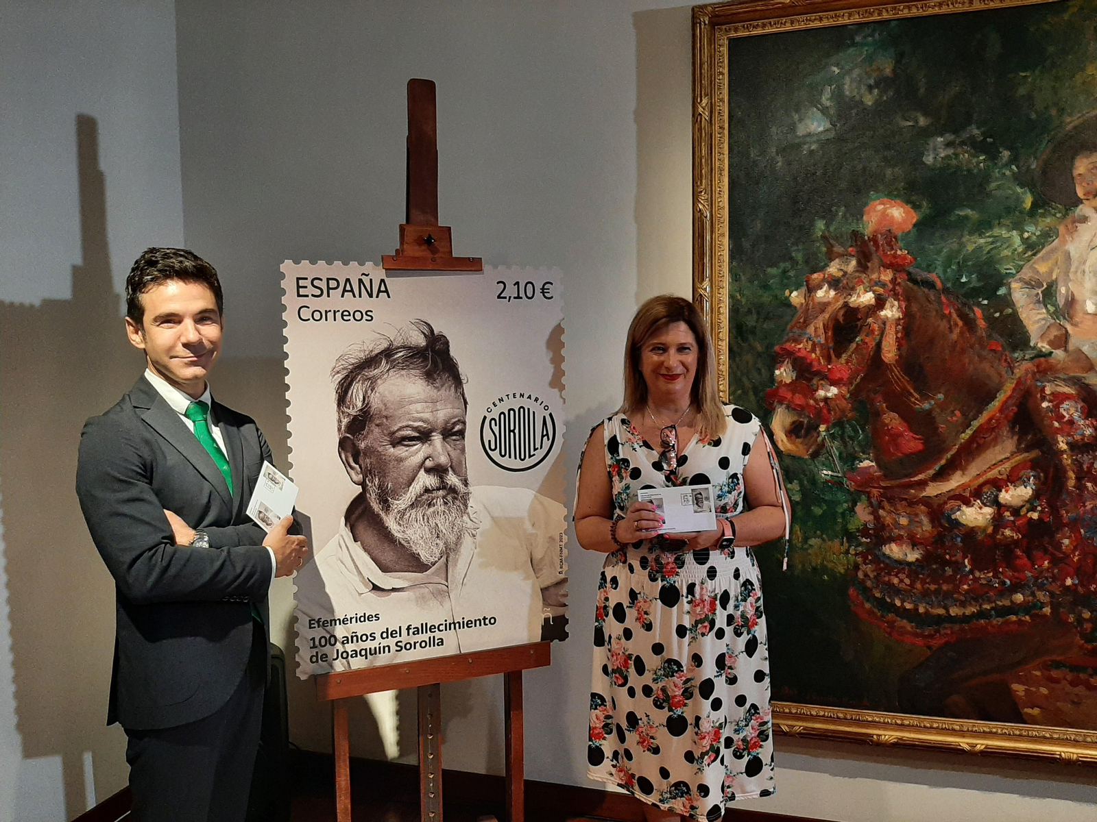 El director del Museu de Belles arts de València, Pablo González Tornel, i la directora de Filatèlia de Correus, Leire Díez Castro, en la presentació del segell de Sorolla
