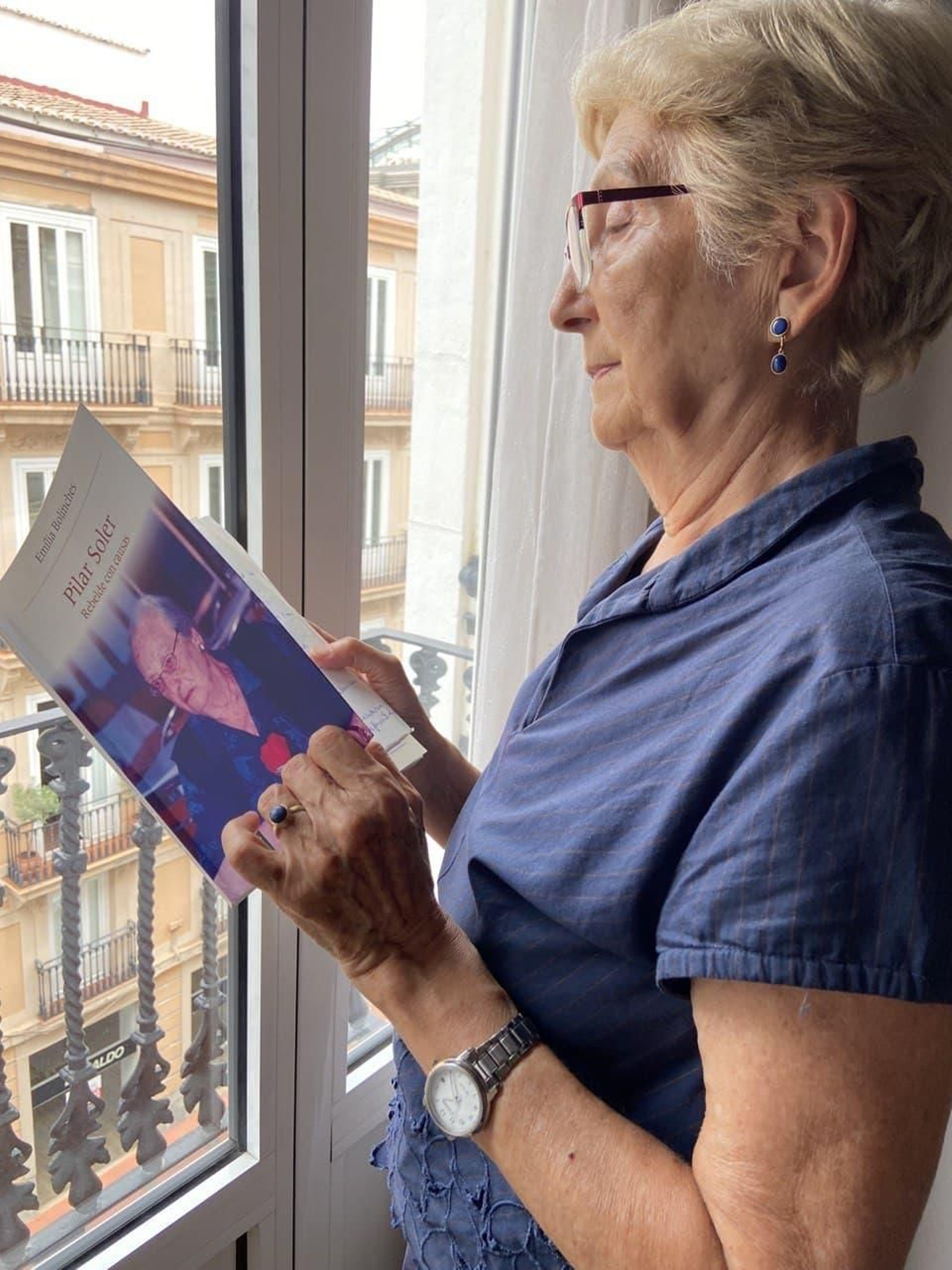 La periodista Emilia Bolinches amb la biografia que va escriure: Pilar Soler, rebelde con causas 
