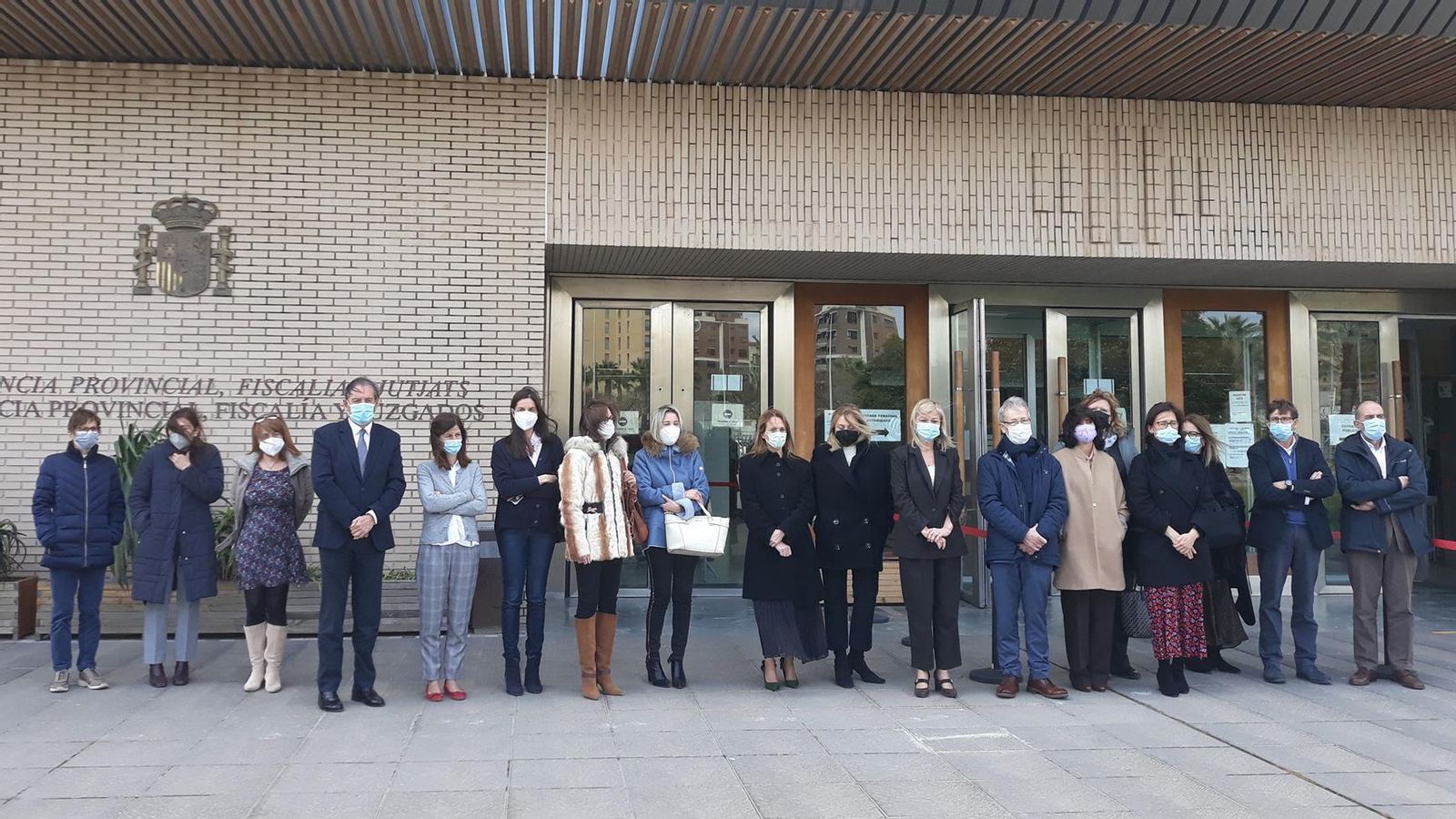 La consellera de Justícia, Gabriela Bravo, participa en el minut de silenci convocat a les portes de l'Audiència Provincial de Castelló