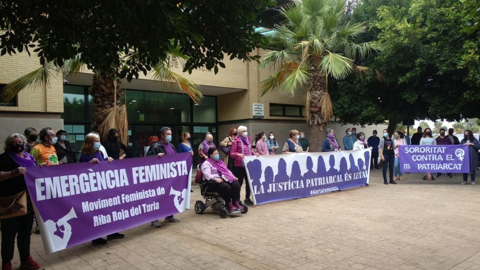 Concentració que ha organitzat aquest dijous la Coordinadora Feminista de València a les portes del jutjat de Massamagrell
