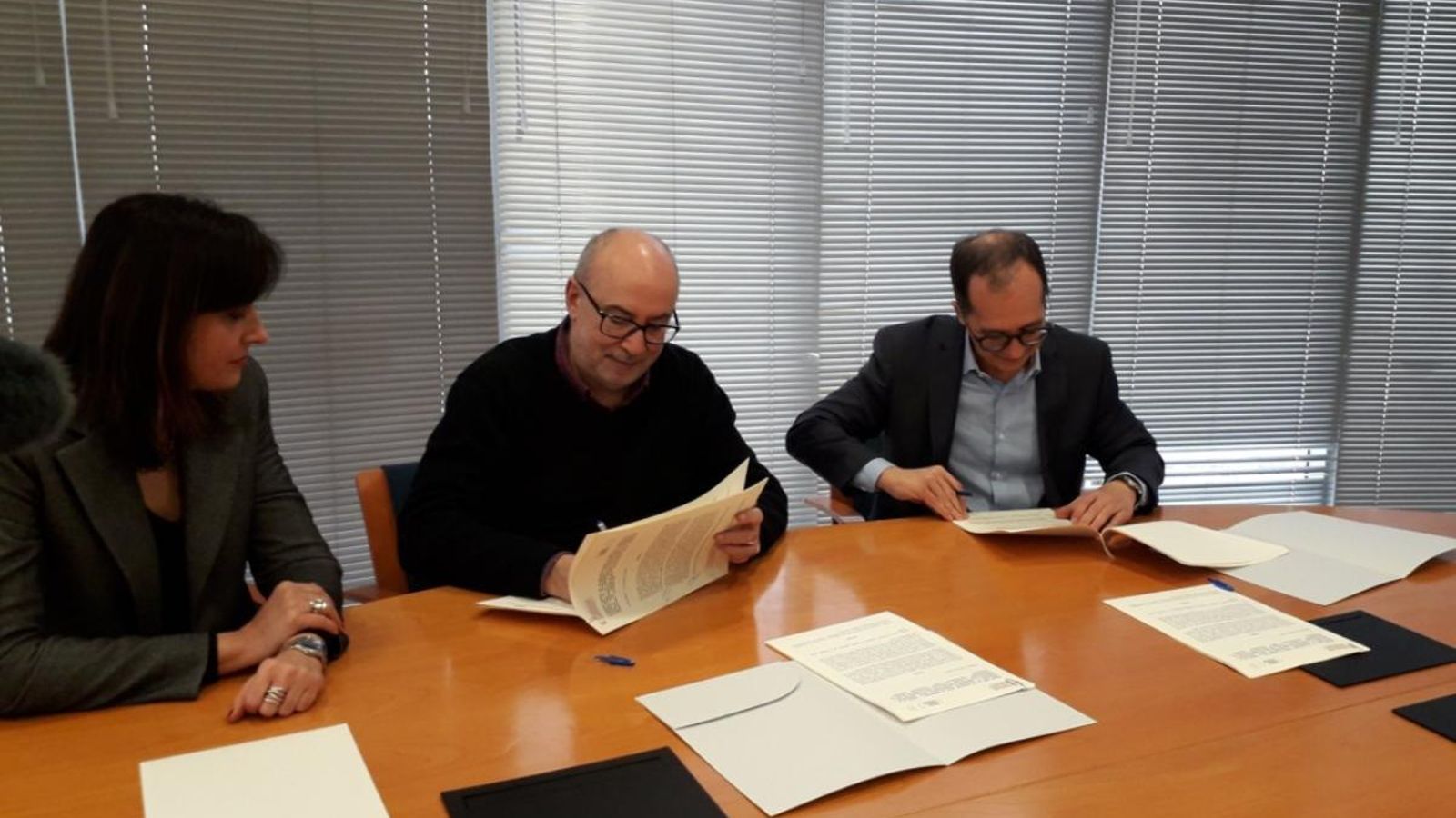 El conseller Manuel Alcaraz i el president de la CVMC, Enrique Soriano, han firmat el conveni