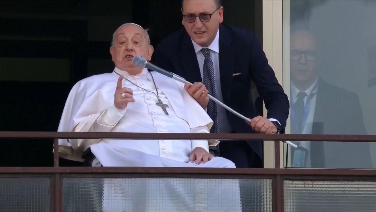 El papa agraeix a la multitud el seu suport, a les portes de la clínica on ha estat 38 dies ingressat El papa agraeix la multitud el seu suport, a les portes de la clínica on ha estat 38 dies ingressat