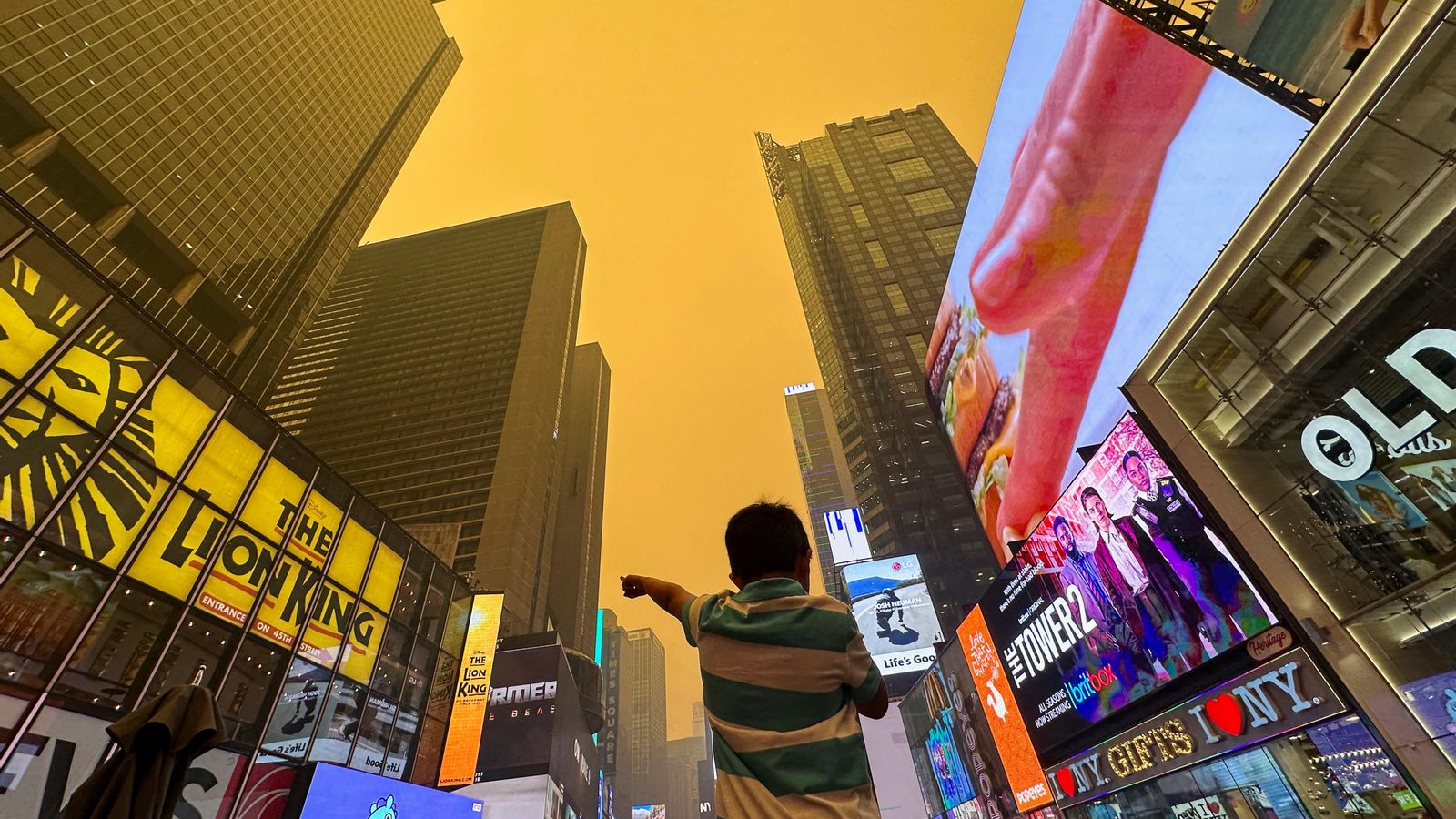 El cel de Times Square, a Manhattan, tenyit de taronja