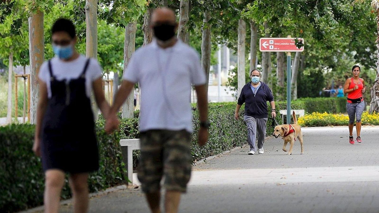 Gent passejant per València durant el confinament