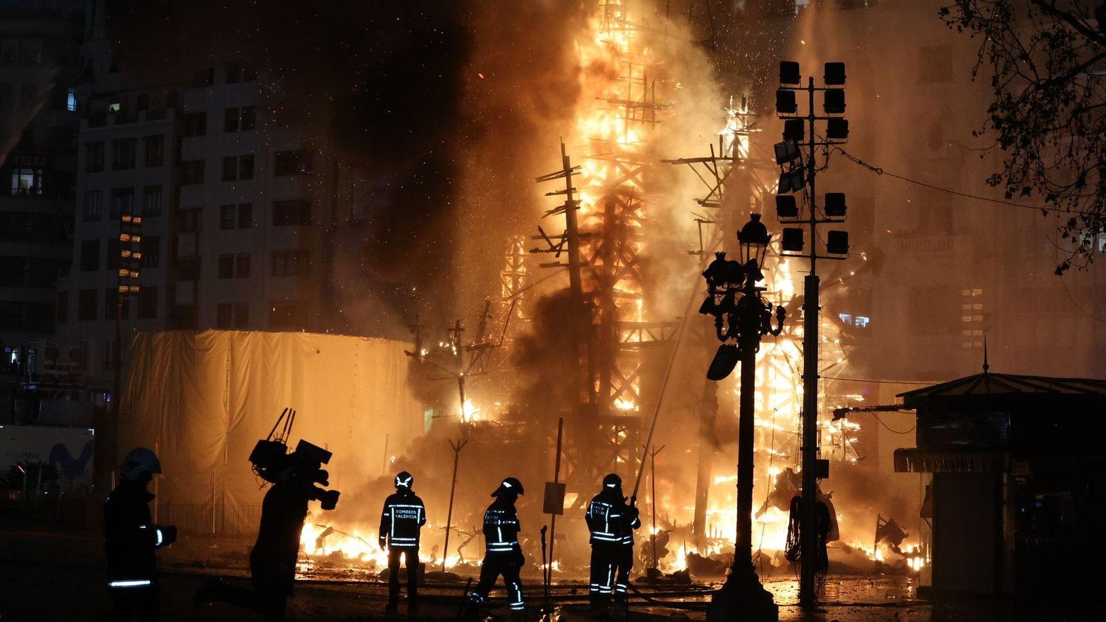 Un moment de la cremà de la falla gran de València