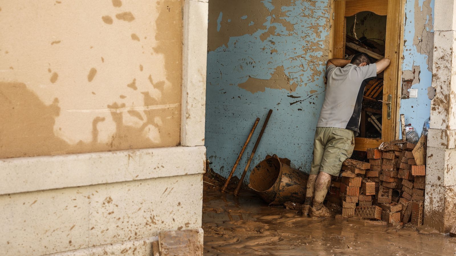 Un home neteja la casa devastada per la DANA, a Paiporta / Europa Press