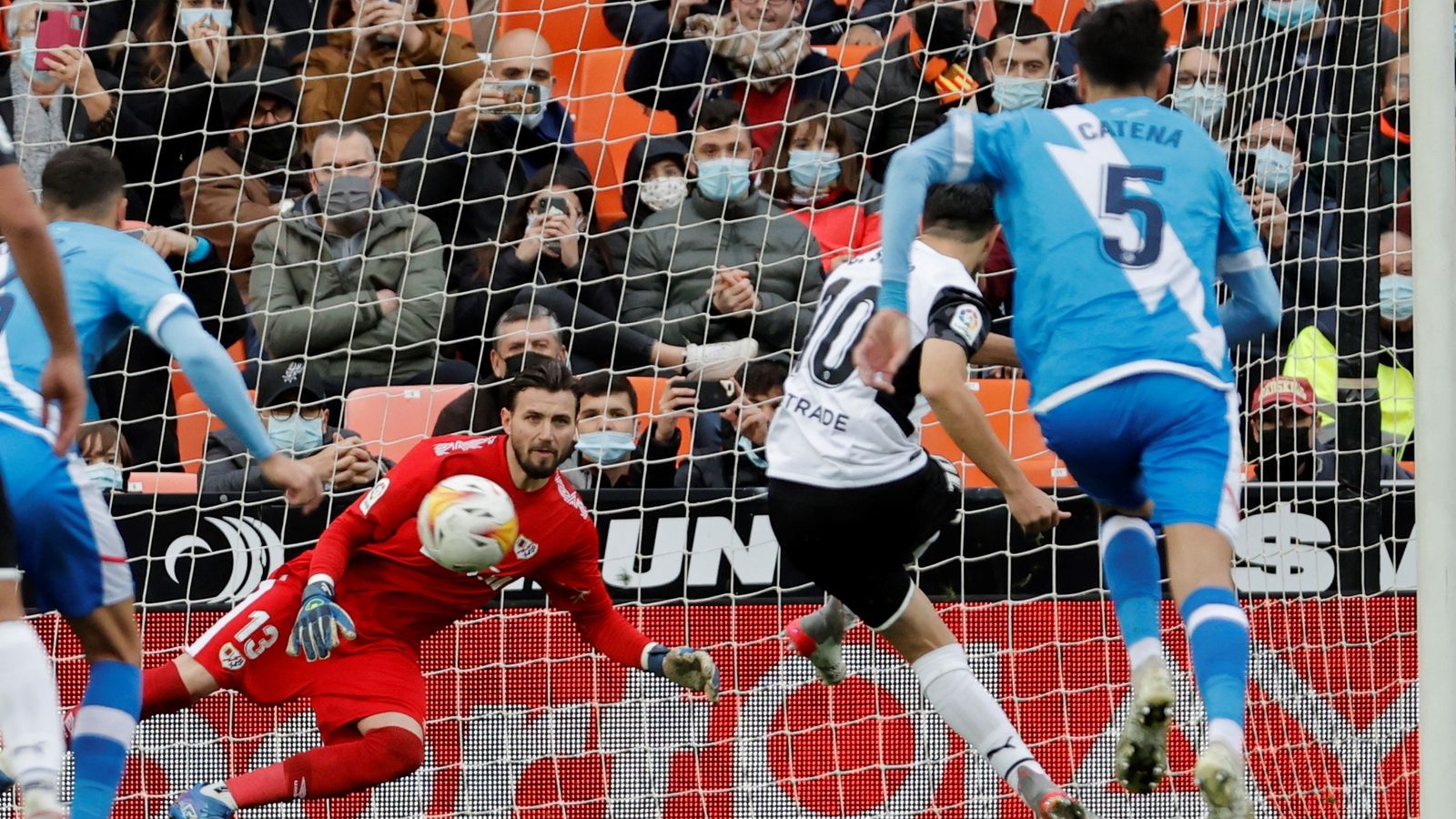 Carlos Soler ha marcat el gol del València, enganyant el porter del Rayo des dels onze metres