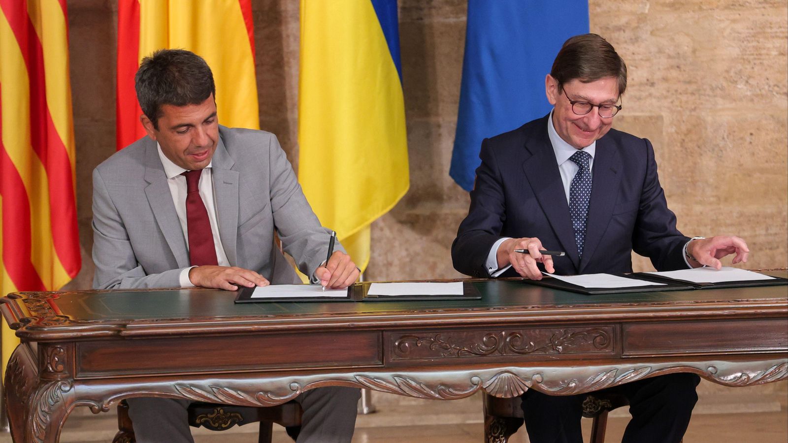 El cap del Consell, Carlos Mazón, i el president de CaixaBank, José Ignacio Goirigolzarri