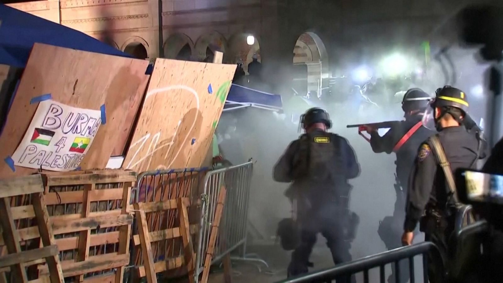 Moment en què la policia desmantella el campament propalestí a UCLA