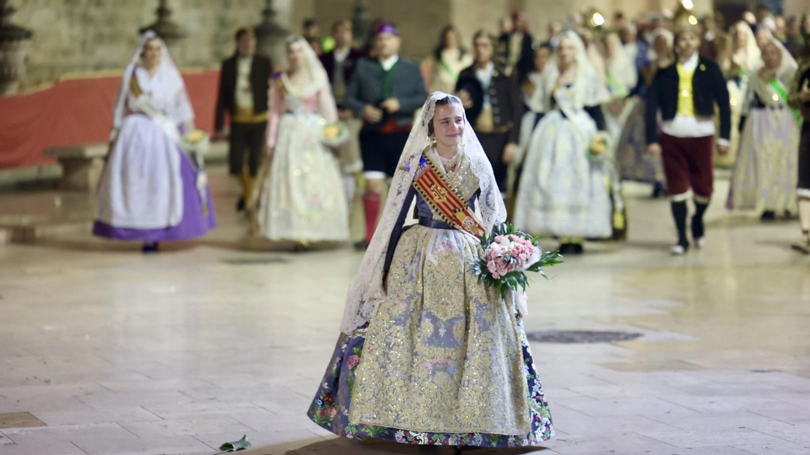 La fallera major infantil de València, Marina García, desfila per la plaça de la Mare de Déu