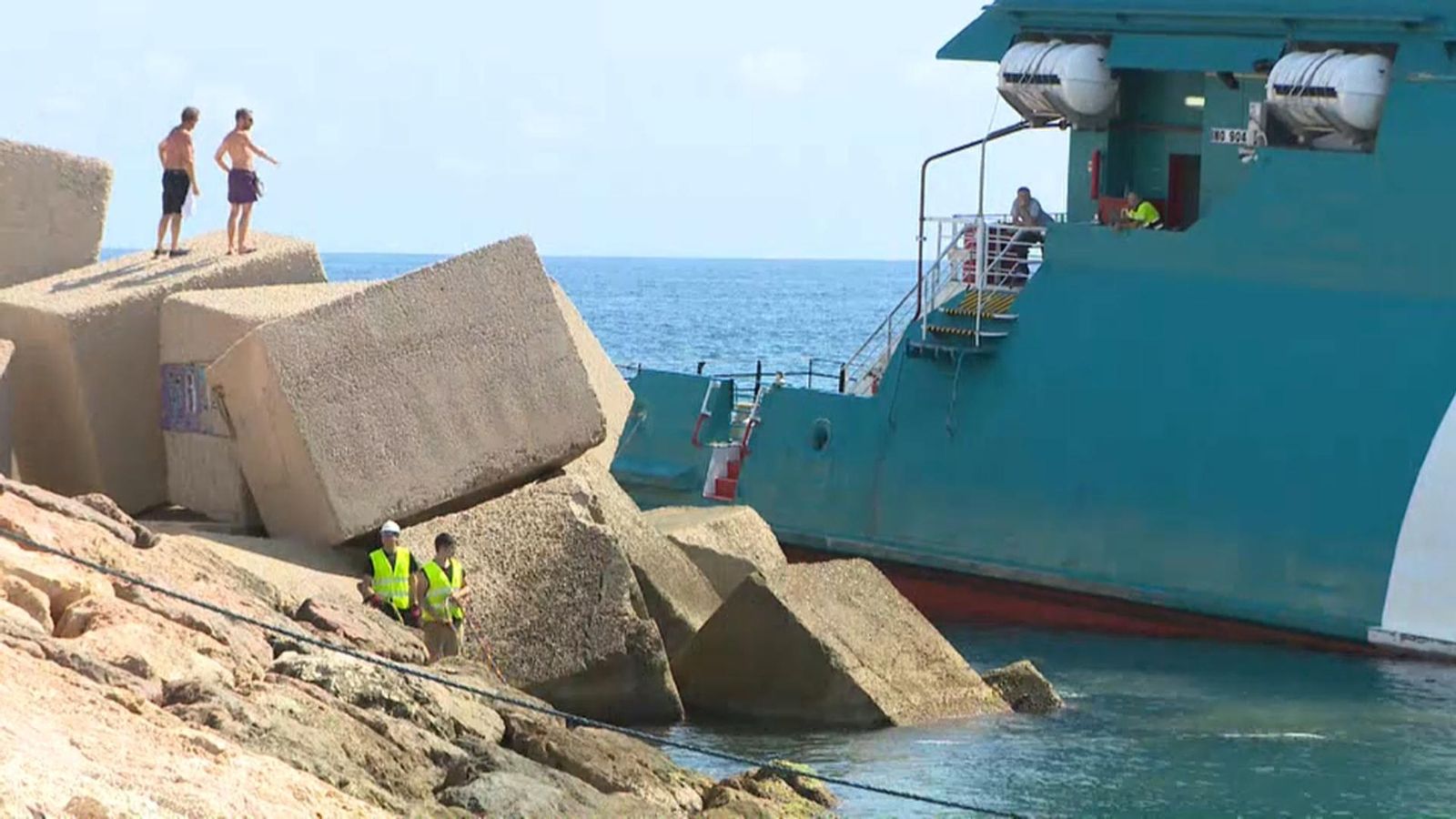 El ferri ràpid Pinar del Río, que aquest divendres ha encallat en el port de Dénia.