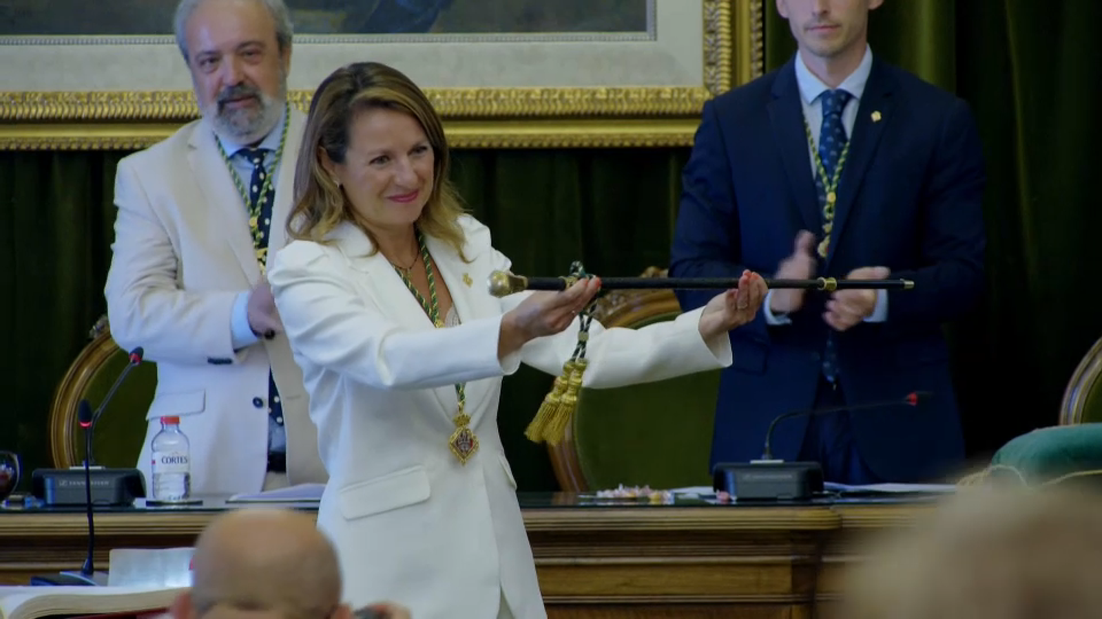 Begoña Carrasco, la nova alcaldessa de Castelló de la Plana, posa amb la vara de comandament