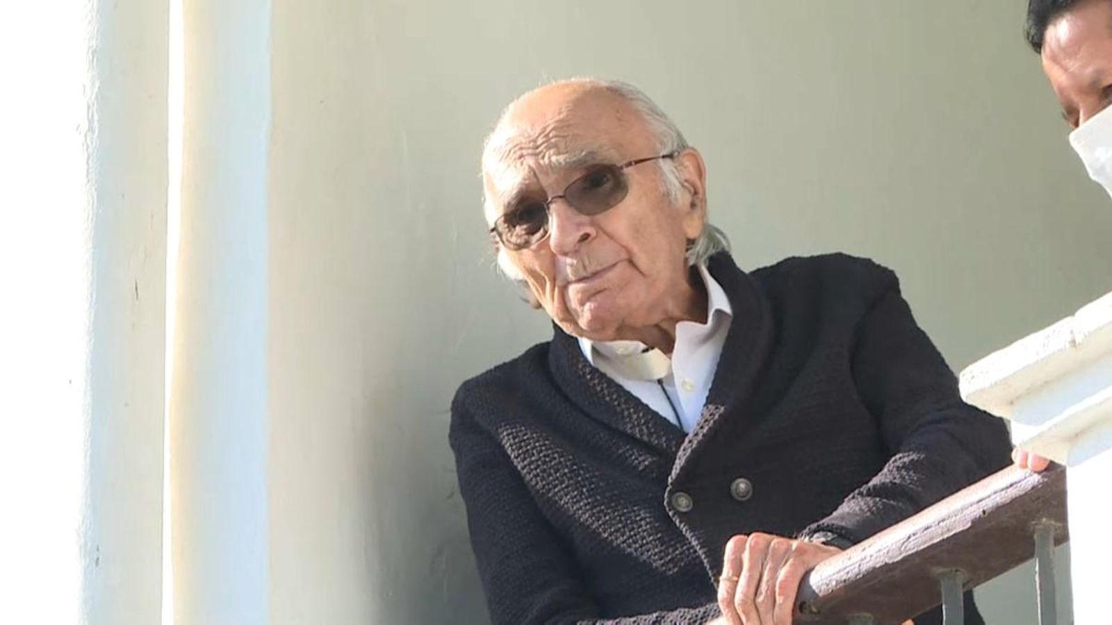 El poeta Francisco Brines des del balcó del seu hort d'Oliva, on ha atés els mitjans de comunicació aquest dimarts
