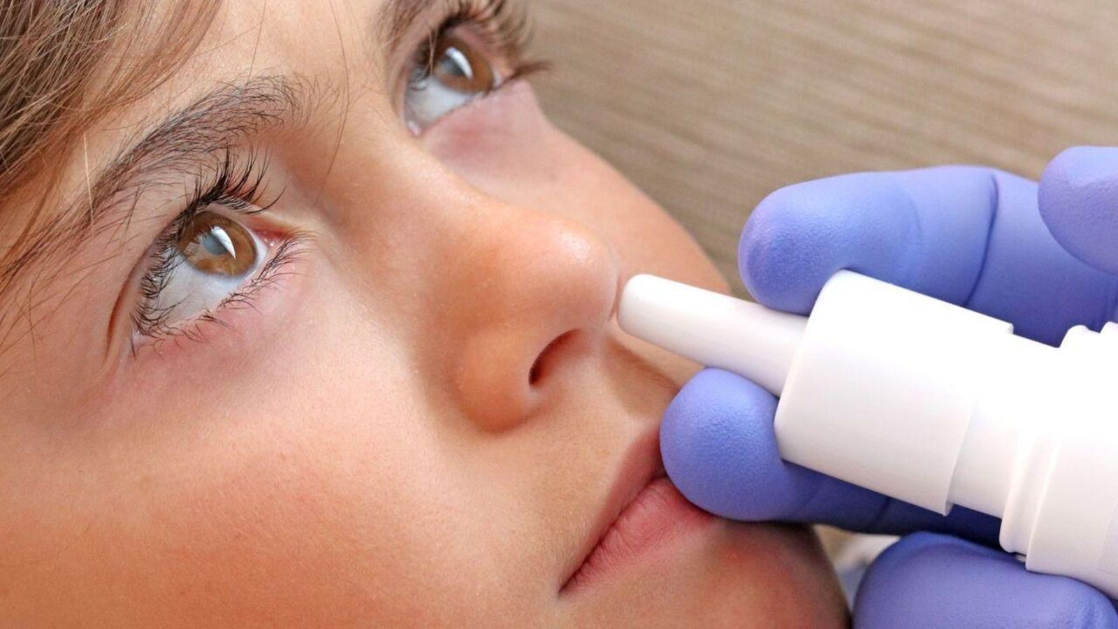 Un xiquet rep una vacuna intransal