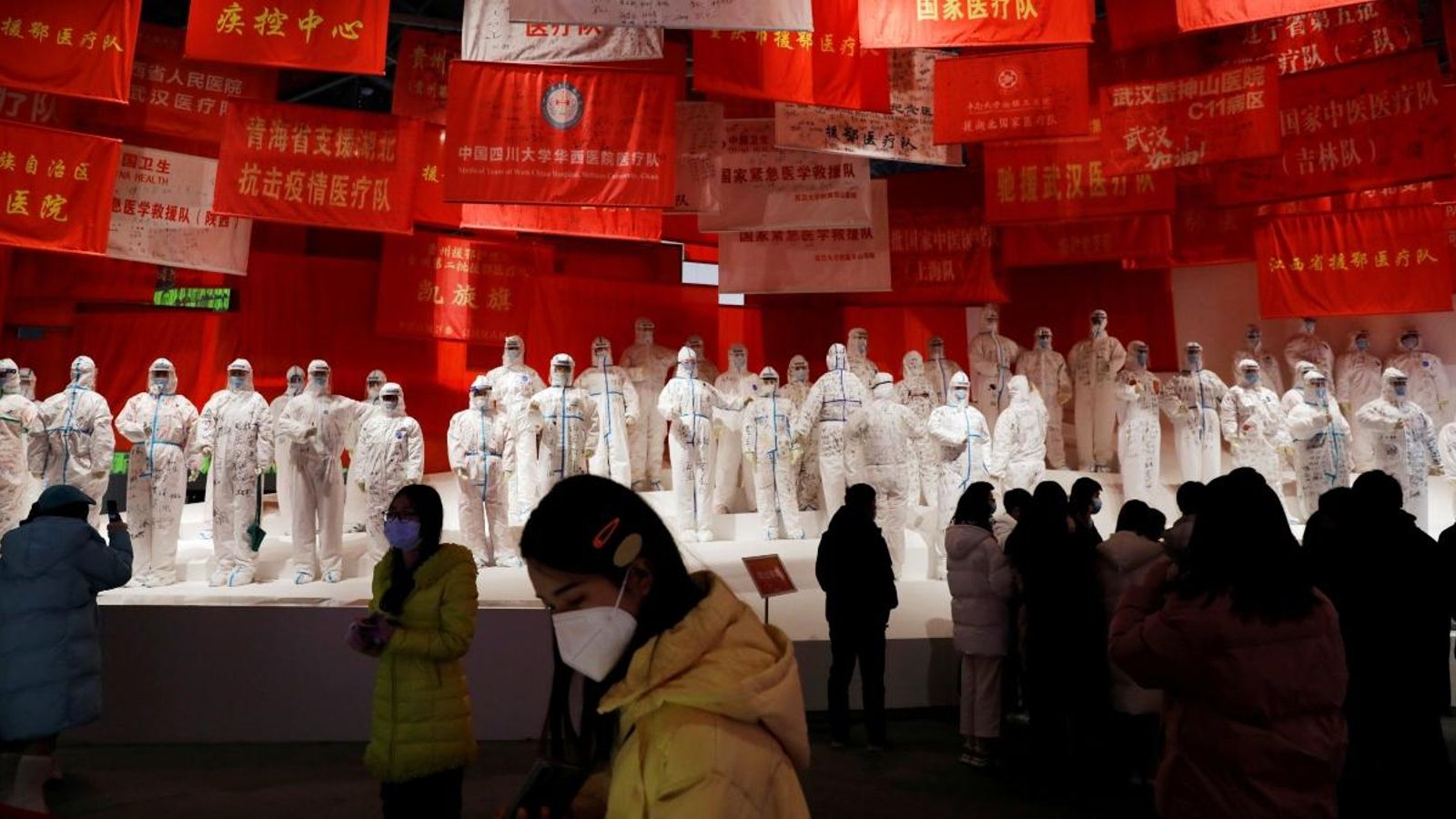 Exposició sobre la lluita contra el coronavirus al Centre de Convencions de Wuhan, la Xina, que va servir com a hospital de campanya