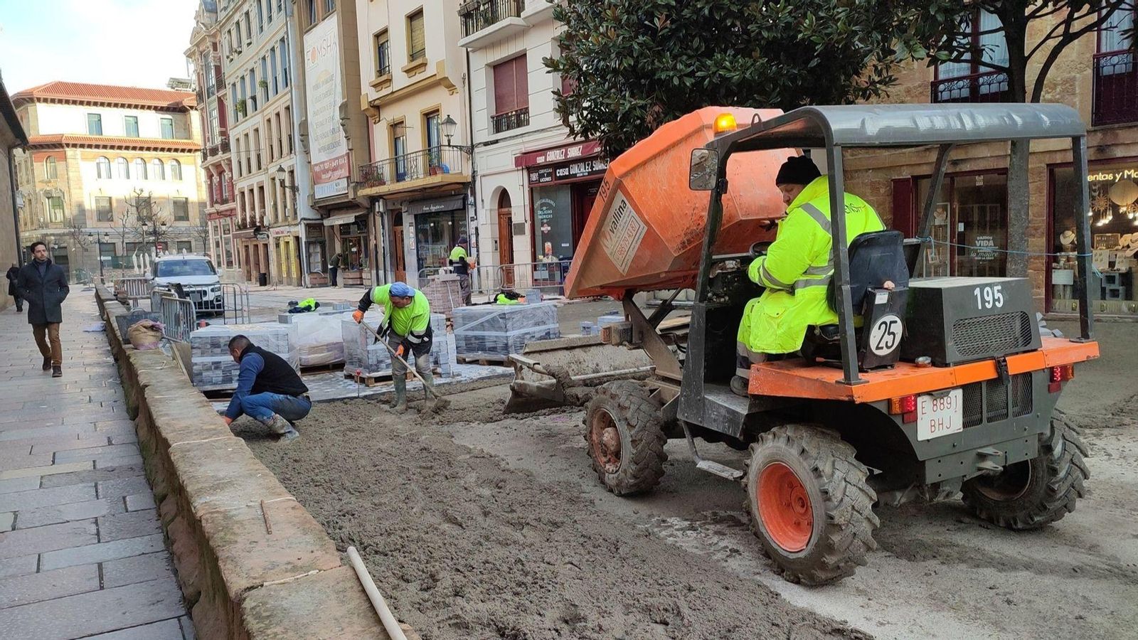 Operaris treballen en un carrer