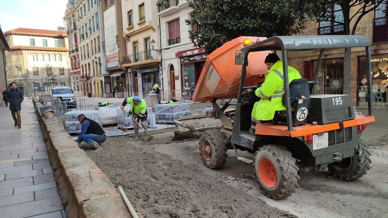 Operaris treballen en un carrer Operaris treballen en un carrer