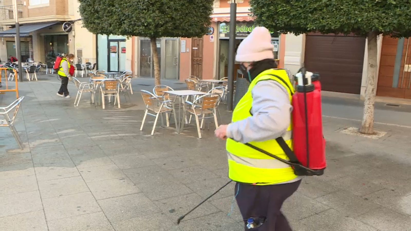 Operaris municipals desinfecten una terrassa a Sedaví