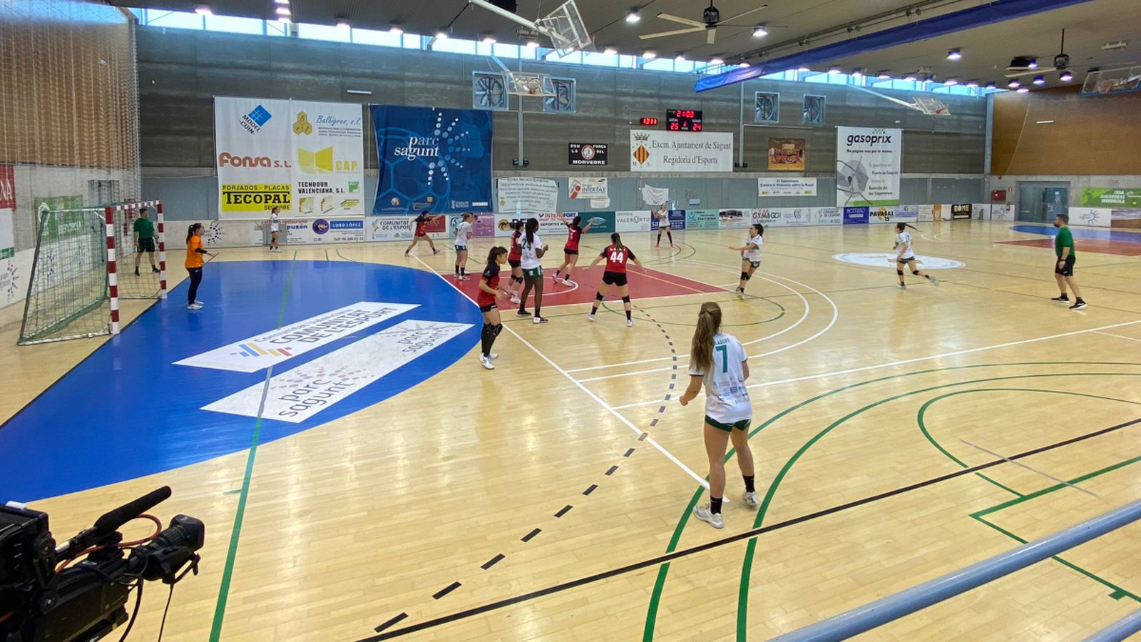 Les jugadores de l'Elx, en una acció d'atac del partit contra el Morvedre