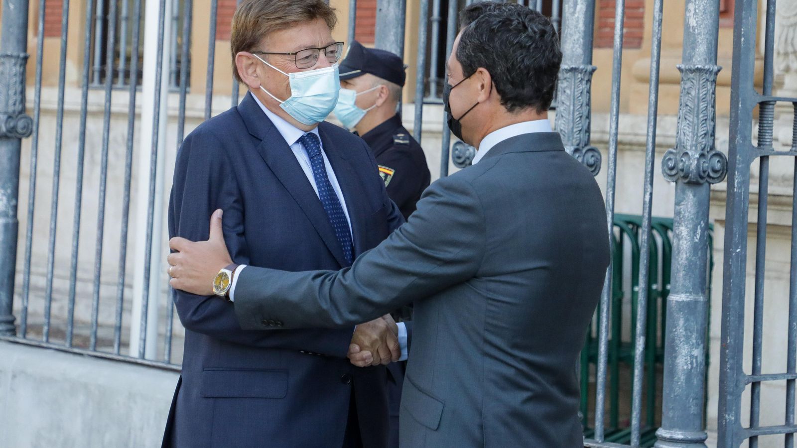 Juanma Moreno Bonilla rep Ximo Puig abans de la reunió per tractar el finançament autonòmic